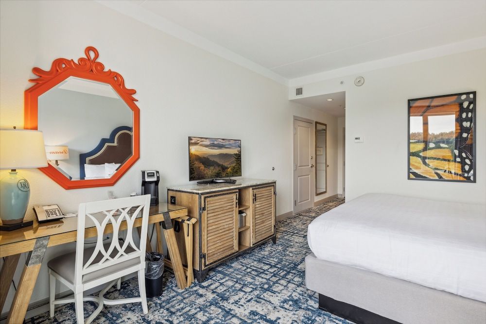 Dollywood's DreamMore Resort DMR Premiere King