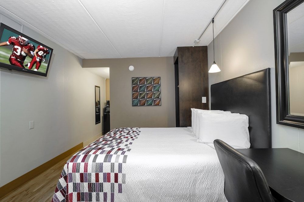 Deluxe Room, 1 Queen Bed (Smoke Free, UPPER Floor, Stairs Only)
