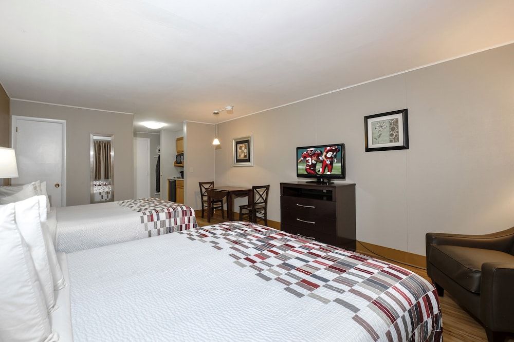 Suite, 2 Queen Beds (Smoke Free)