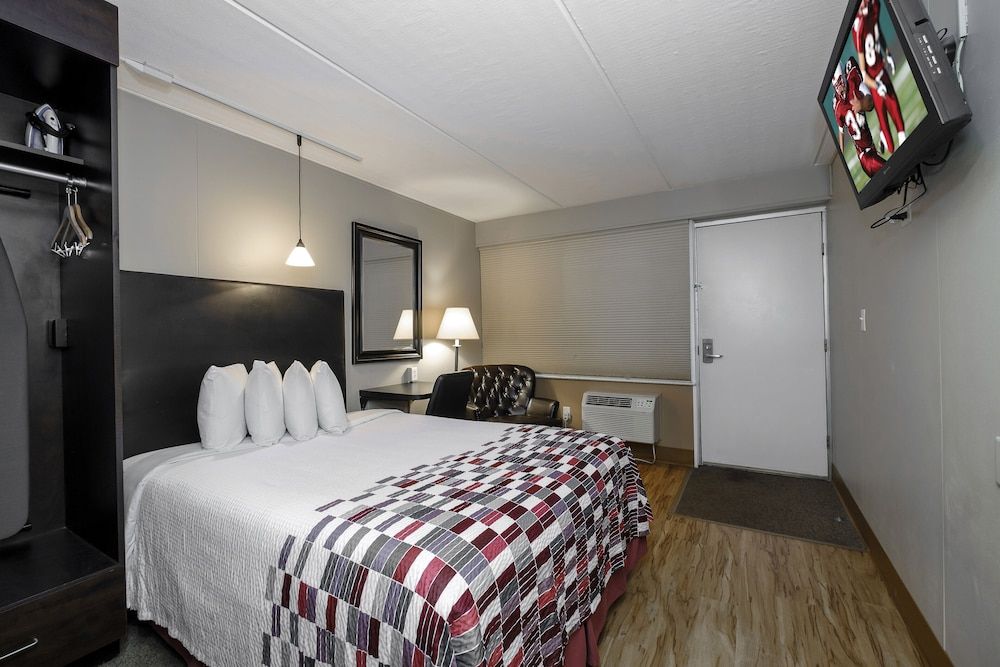 Deluxe Room, 1 Queen Bed (Smoke Free, UPPER Floor, Stairs Only)