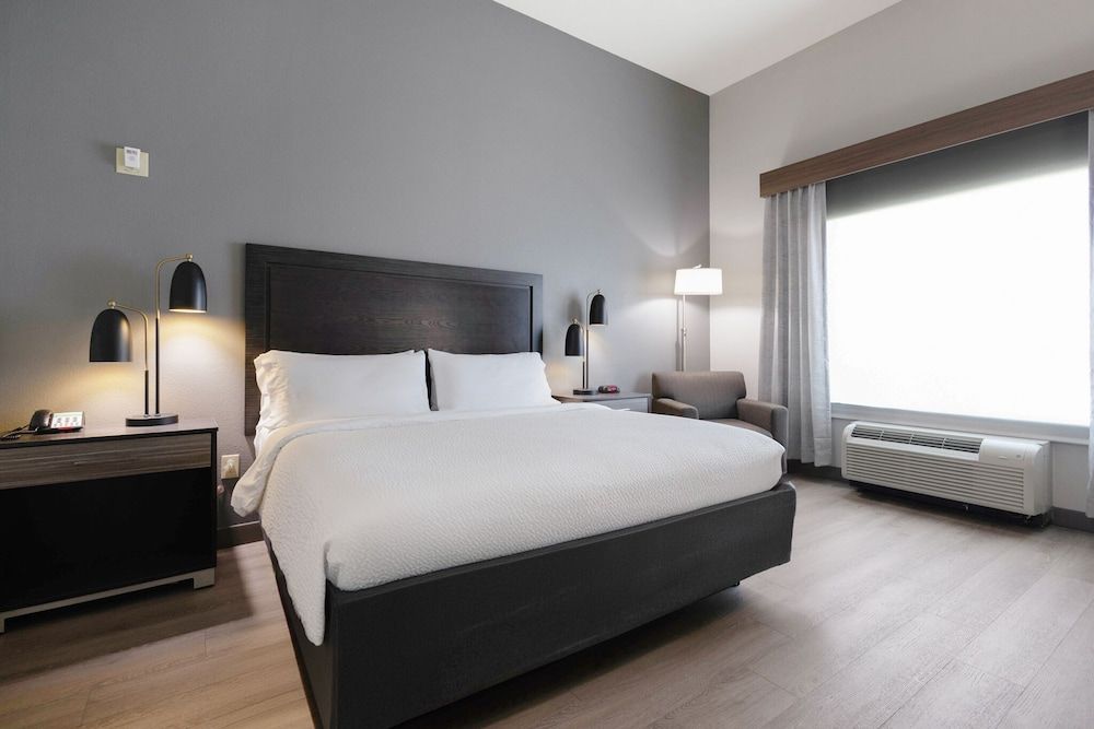 Standard Room, 1 King Bed, Accessible (Communications)