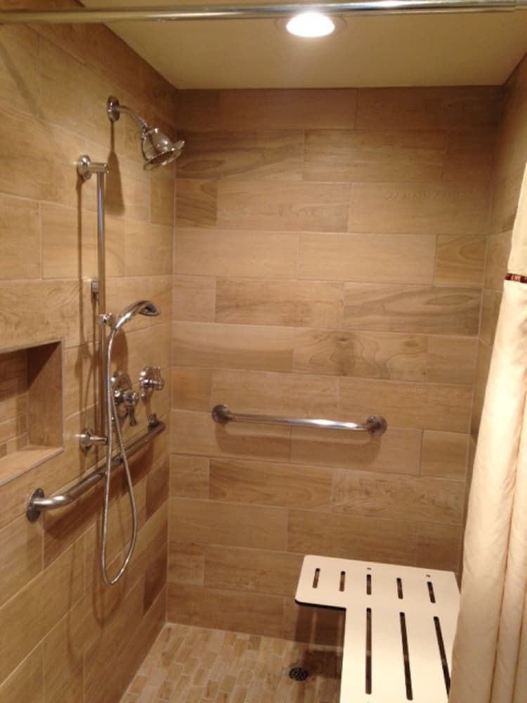 Best Western Plus Black Oak Standard Room, 1 King Bed, Accessible, Non Smoking (with Sofabed) 4