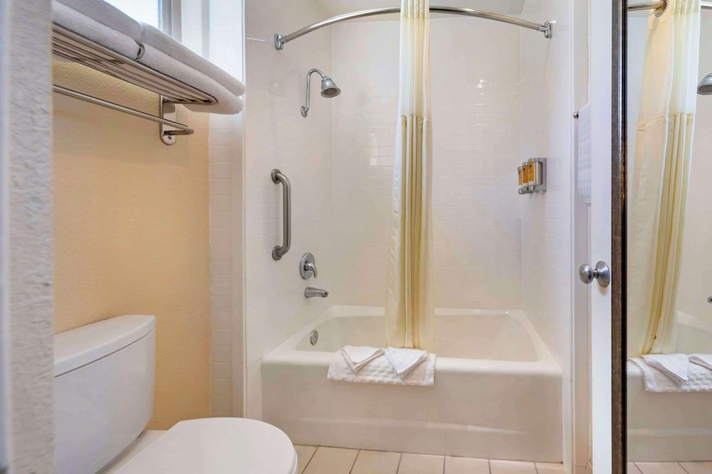 Best Western Plus Black Oak Deluxe Room, 1 King Bed, Non Smoking, Refrigerator & Microwave (with Sofabed) 4