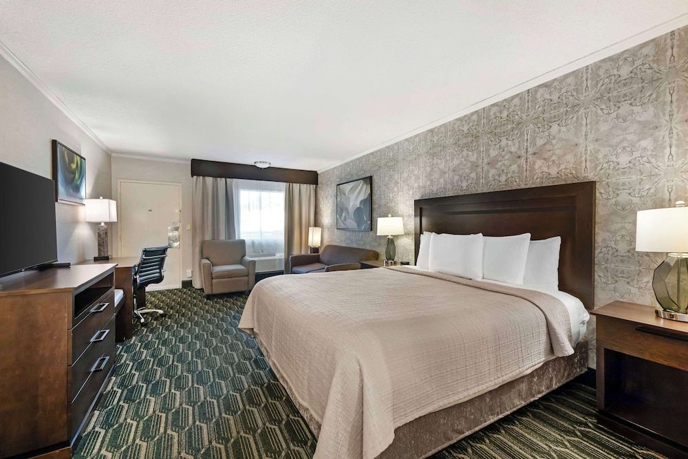 Best Western Plus Black Oak Deluxe Room, 1 King Bed, Non Smoking, Refrigerator & Microwave (with Sofabed) 2