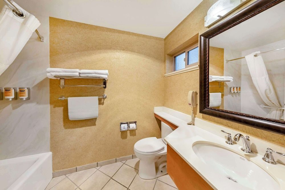 Best Western Plus Black Oak Superior Room, 2 Queen Beds, Non Smoking, Refrigerator & Microwave (Oversized Room) 4