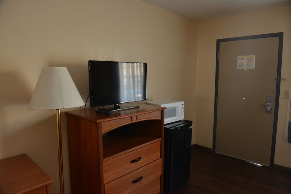 Northgate Motel Standard Room, 1 King Bed, Smoking 5