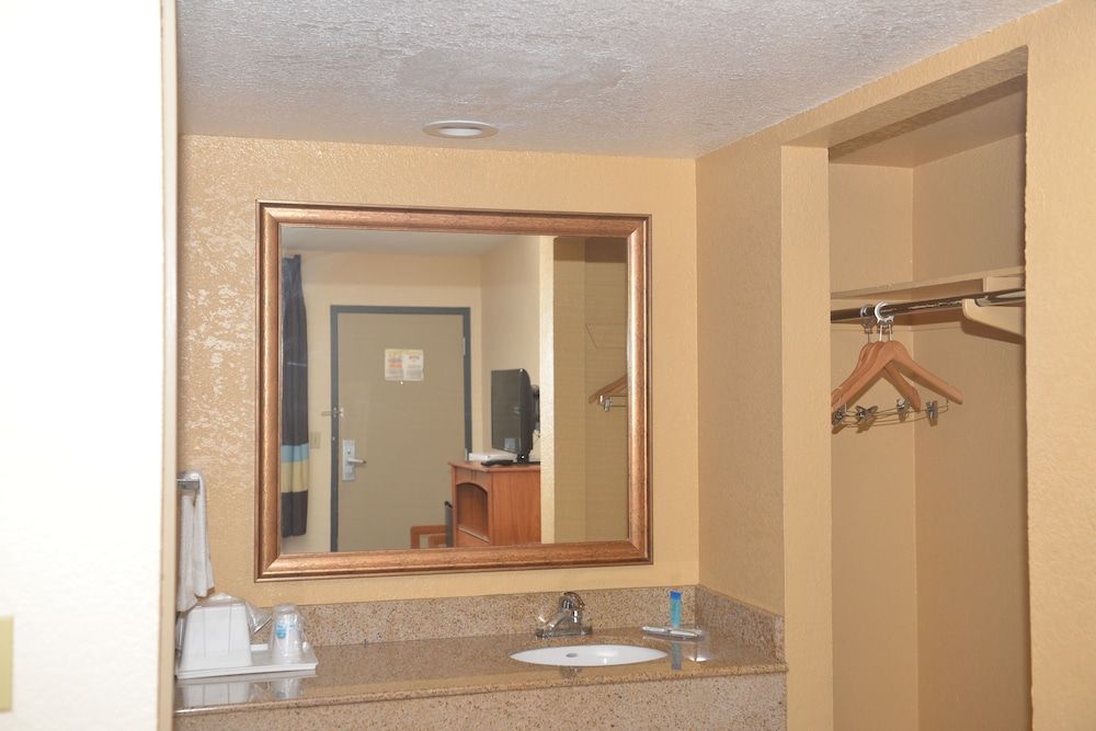 Northgate Motel Standard Room, 1 King Bed, Smoking 4