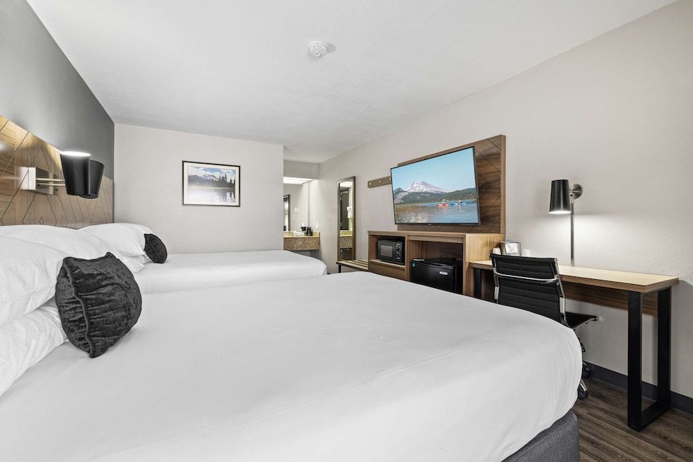 Red Lion Inn & Suites Deschutes River Bend Premium Room, 2 Queen Beds, Non Smoking 3