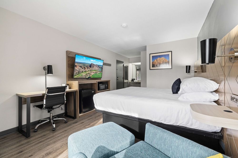 Red Lion Inn & Suites Deschutes River Bend Standard Room, 1 King Bed, Accessible (Exterior Corridor) 3