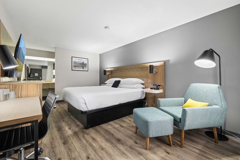 Red Lion Inn & Suites Deschutes River Bend Standard Room, 1 King Bed, Accessible (Exterior Corridor)