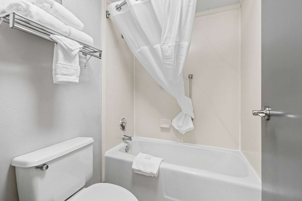 Red Lion Inn & Suites Deschutes River Bend Premium Room, 2 Queen Beds, Non Smoking 4