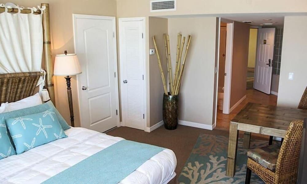 Sea Shells Beach Club Studio Suite, 1 King Bed, Ocean View 6