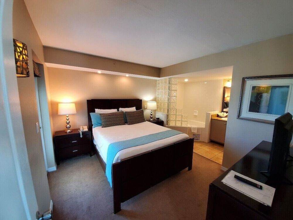 Sea Shells Beach Club Apartment, 2 Bedrooms, Partial Ocean View