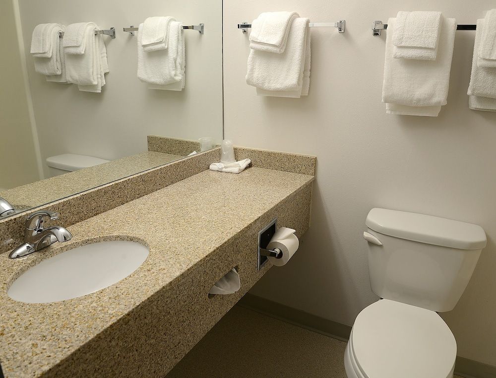 Hilltop Inn by Riversage Business Room, 1 King Bed 4