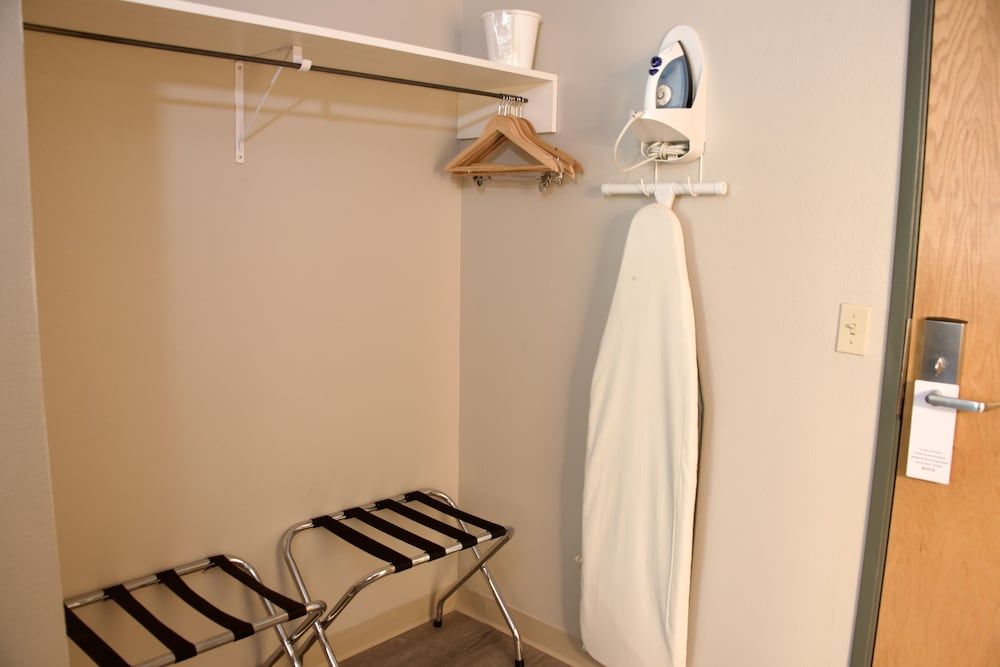 Hilltop Inn by Riversage Business Room, 1 King Bed 9