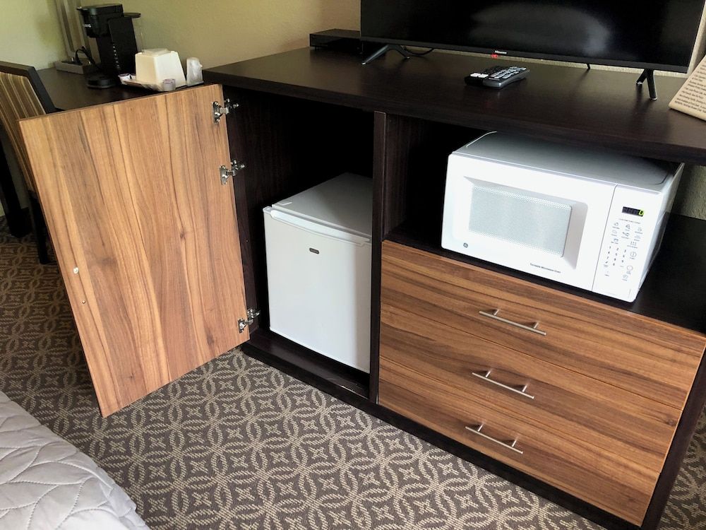 Hilltop Inn by Riversage Business Room, 1 King Bed 8