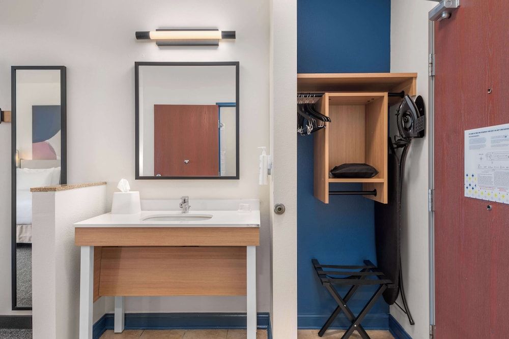 Spark by Hilton Minot Room, 1 King Bed, Accessible, Bathtub (Mobility & Hearing) 2