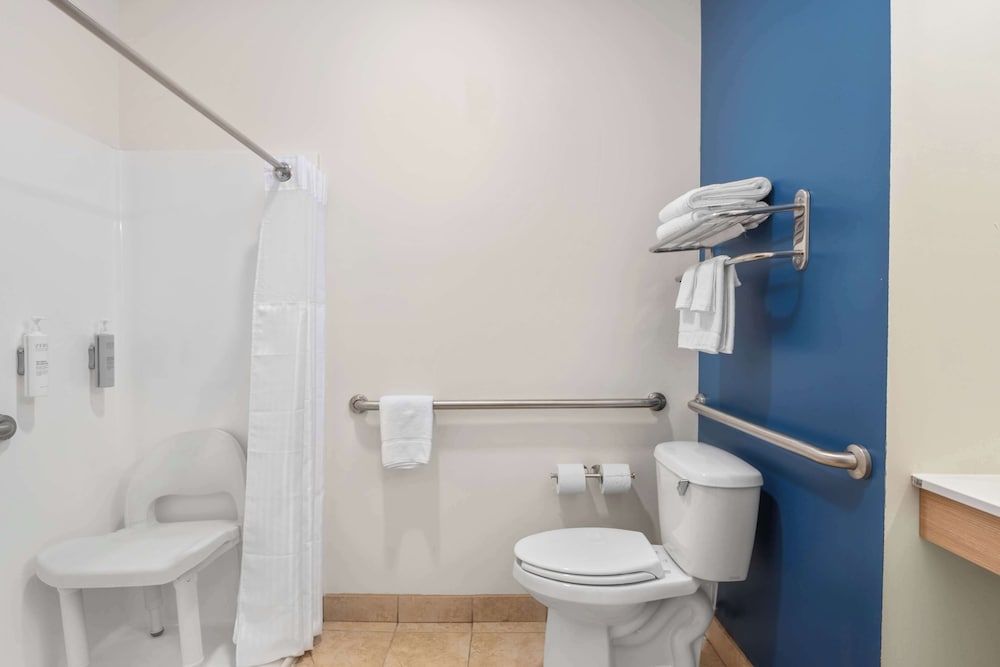 Spark by Hilton Minot Room, 1 King Bed, Accessible (Mobility & Hearing, Roll-in Shower) 2