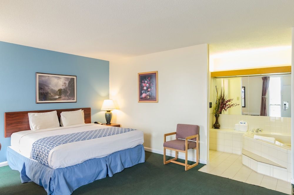Deluxe Suite, 1 King Bed, Non Smoking, Hot Tub