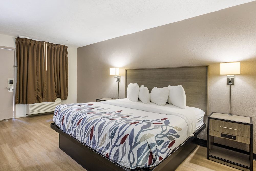 Red Roof Inn Savannah - Richmond Hill/ I-95 Deluxe Room, 1 King Bed, Non Smoking (First Floor) 2