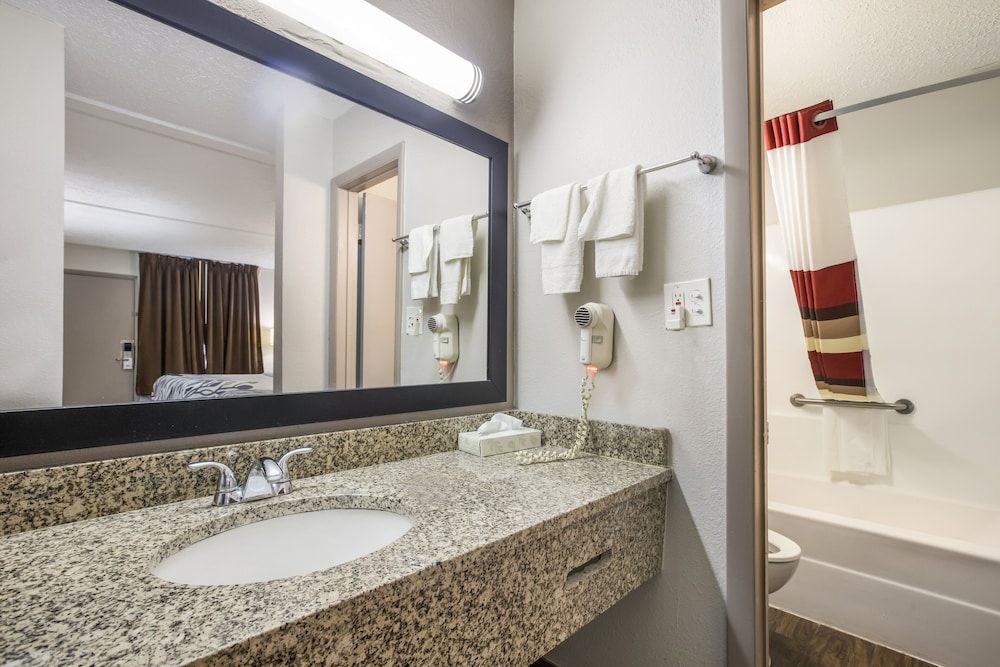 Red Roof Inn Savannah - Richmond Hill/ I-95 Deluxe Room, 2 Queen Beds, Non Smoking (First Floor) 4