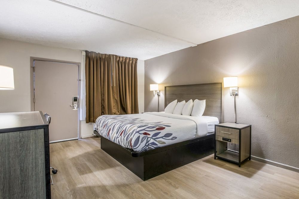 Red Roof Inn Savannah - Richmond Hill/ I-95 Deluxe Room, 1 King Bed, Accessible, Non Smoking (Roll-In Shower)