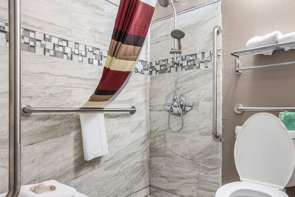 Red Roof Inn Savannah - Richmond Hill/ I-95 Deluxe Room, 1 King Bed, Accessible, Non Smoking (Roll-In Shower) 4