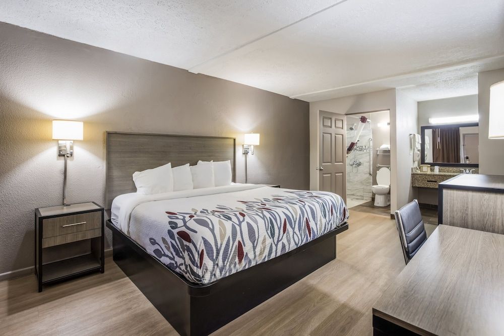 Red Roof Inn Savannah - Richmond Hill/ I-95 Deluxe Room, 1 King Bed, Accessible, Non Smoking (Roll-In Shower) 2
