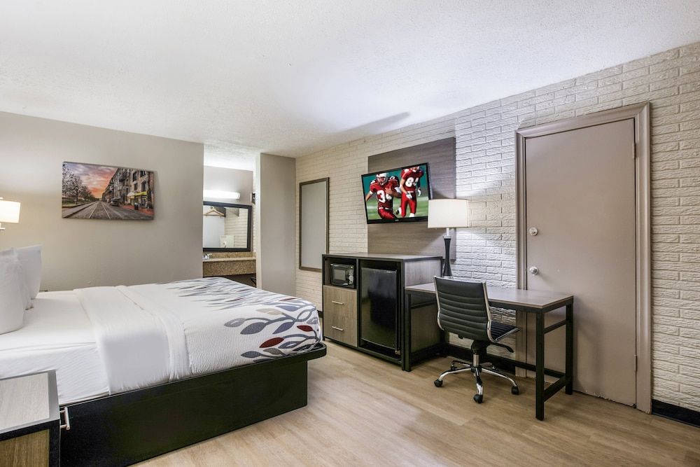 Red Roof Inn Savannah - Richmond Hill/ I-95 Deluxe Room, 1 King Bed, Non Smoking (First Floor) 3