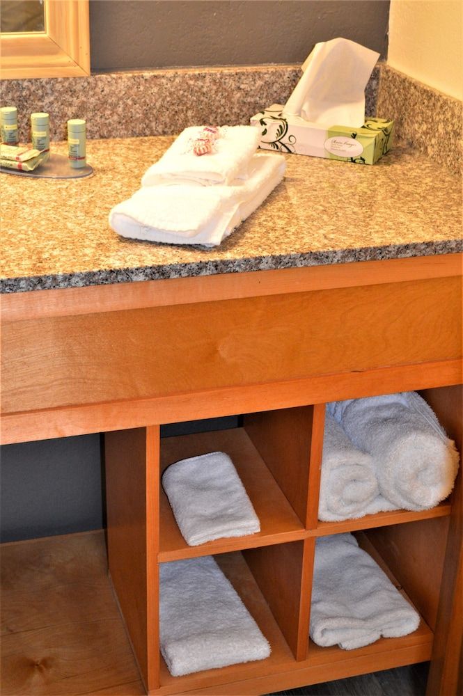 Lake View Inn Standard Room, 1 King Bed, Non Smoking 4