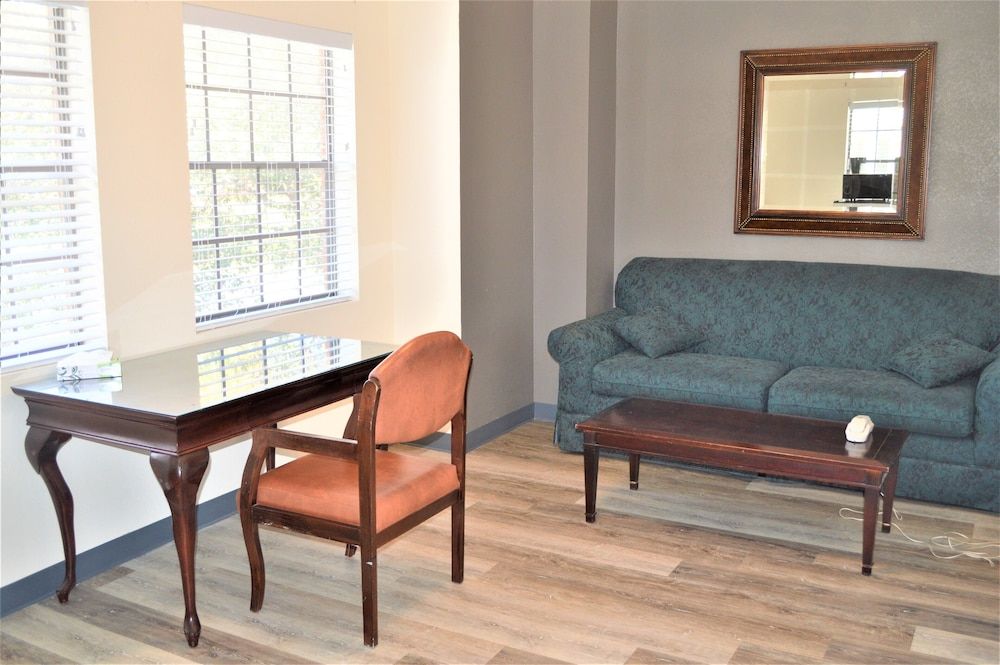 Lake View Inn Executive Suite, 1 King Bed 5