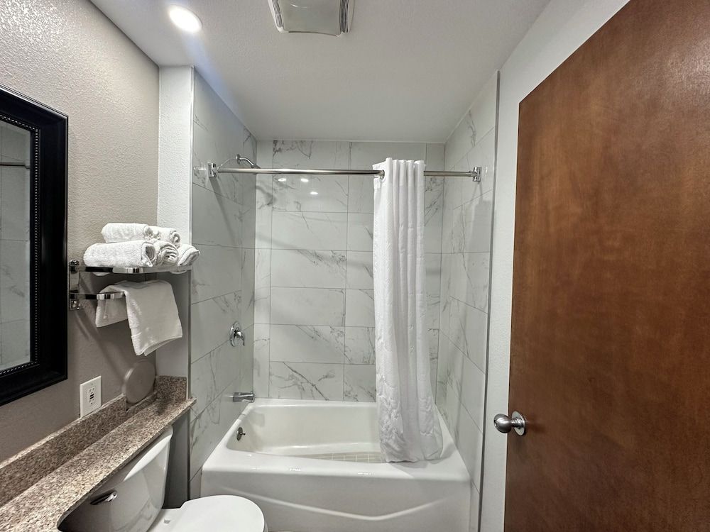 Motel 6 Lebec, CA Standard Room, 1 King Bed, Accessible, Non Smoking 3