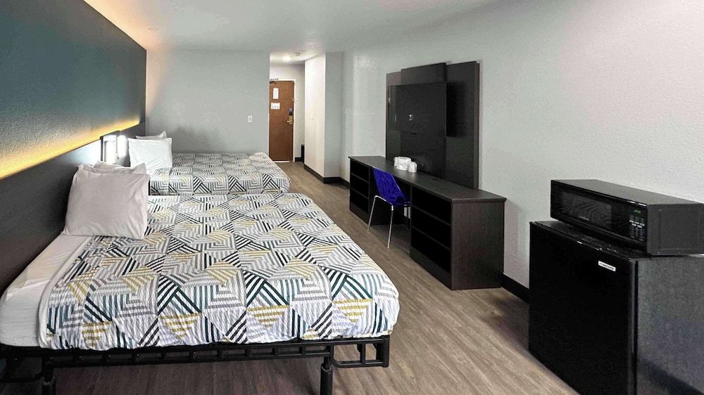 Motel 6 Lebec, CA Standard Suite, 2 Queen Beds, Non Smoking 2