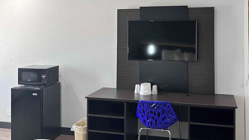 Motel 6 Lebec, CA Standard Room, 1 King Bed, Accessible, Non Smoking 4