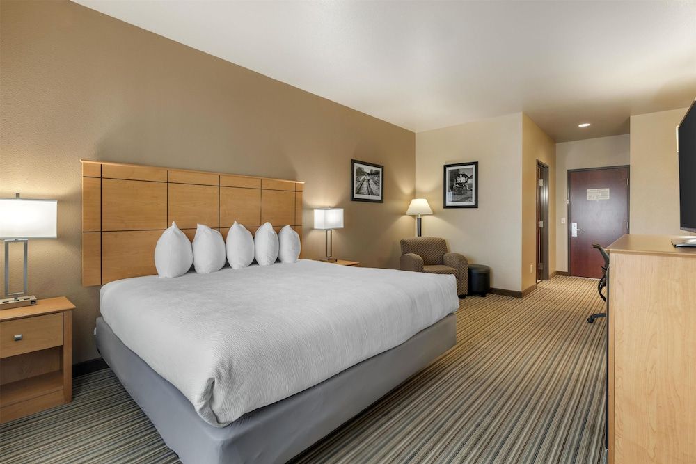 Best Western Shelby Inn & Suites Standard Room, 1 King Bed, Non Smoking, Refrigerator & Microwave 2