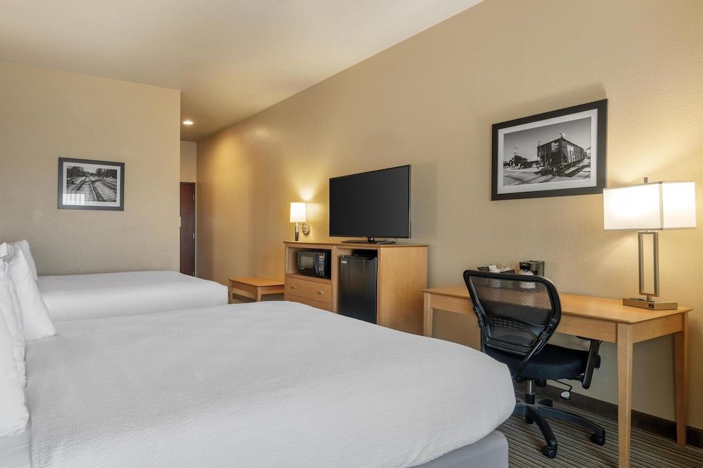 Best Western Shelby Inn & Suites Standard Room, 2 Queen Beds, Accessible, Refrigerator & Microwave 3