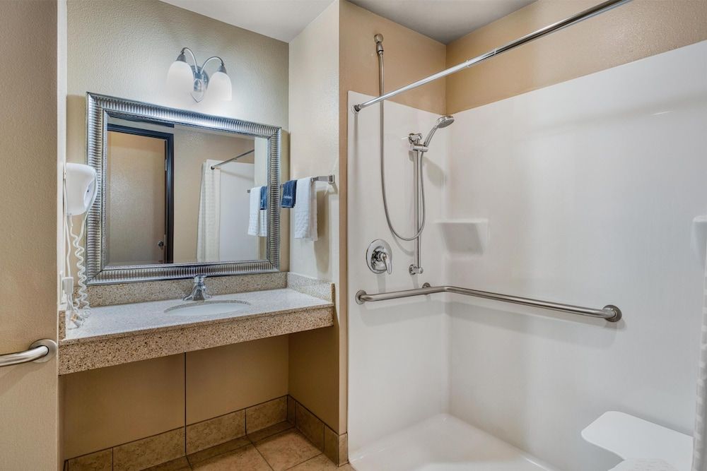 Best Western Shelby Inn & Suites Standard Room, 2 Queen Beds, Accessible, Refrigerator & Microwave 4