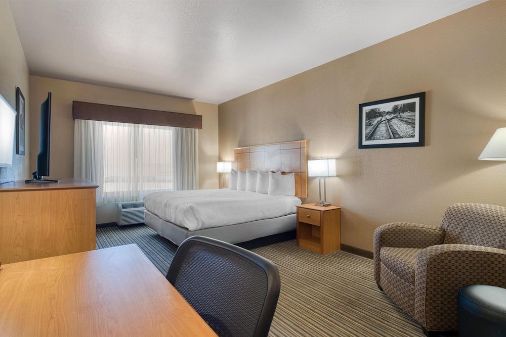 Best Western Shelby Inn & Suites Standard Room, 1 King Bed, Non Smoking, Refrigerator & Microwave