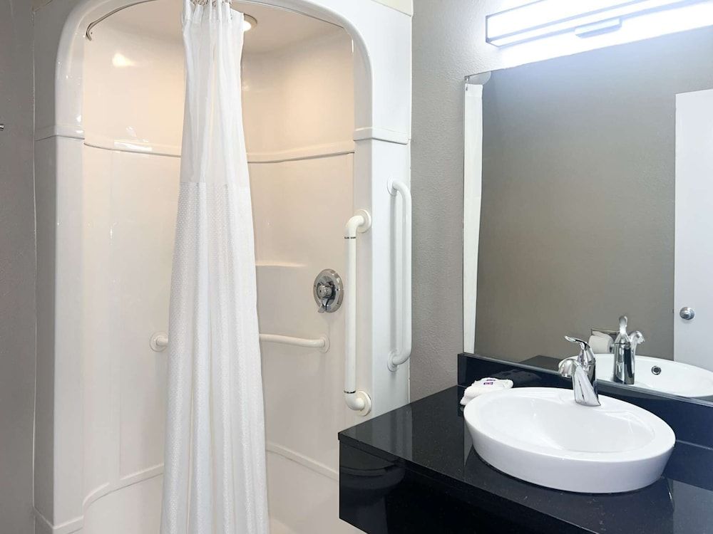 Motel 6 Tulare, CA Deluxe Room, 2 Double Beds, Non Smoking, Refrigerator & Microwave 5