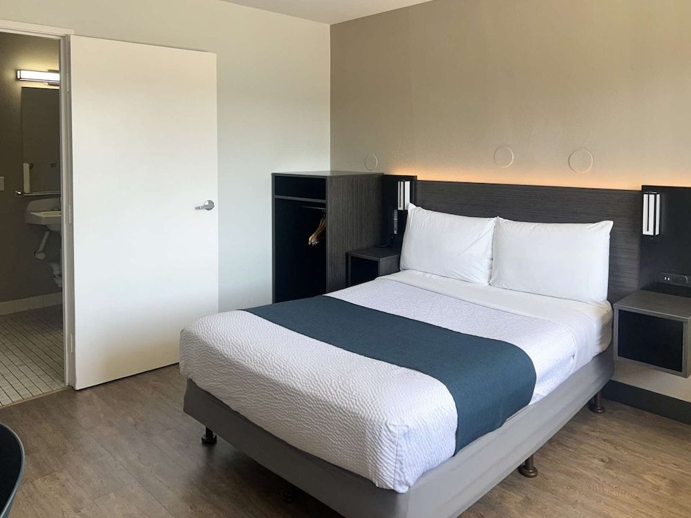 Motel 6 Tulare, CA Standard Room, 1 Double Bed, Accessible, Non Smoking 3