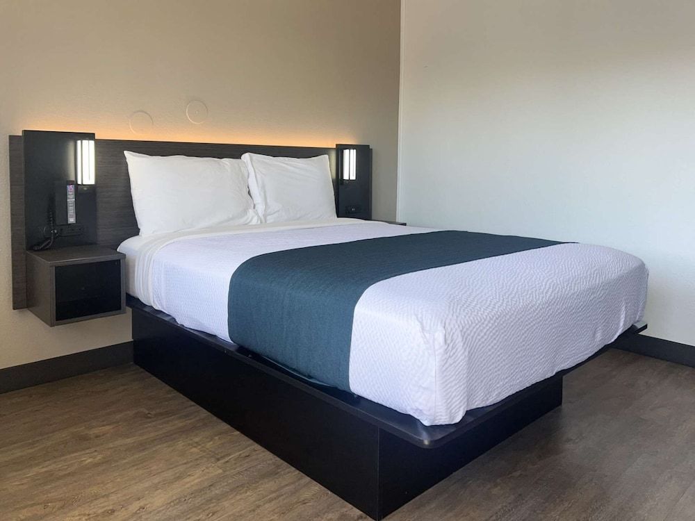 Motel 6 Tulare, CA Deluxe Room, 1 Queen Bed, Non Smoking, Refrigerator & Microwave 2