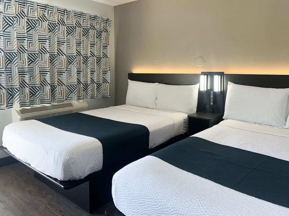 Motel 6 Tulare, CA Deluxe Room, 2 Double Beds, Non Smoking, Refrigerator & Microwave 3