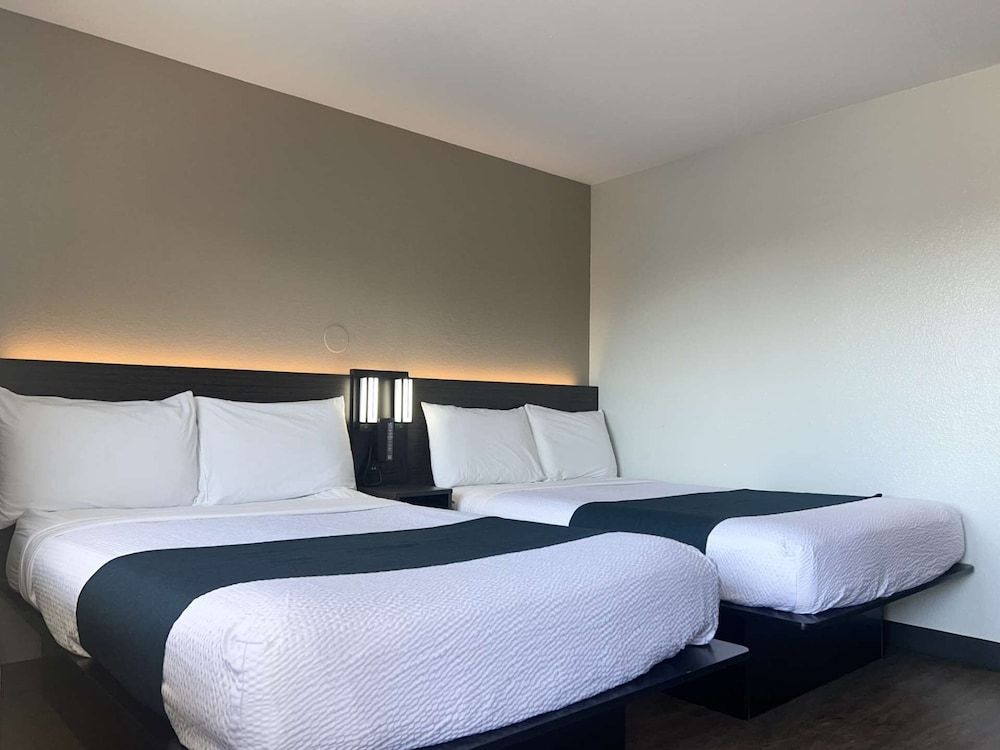 Motel 6 Tulare, CA Deluxe Room, 2 Double Beds, Non Smoking, Refrigerator & Microwave 2