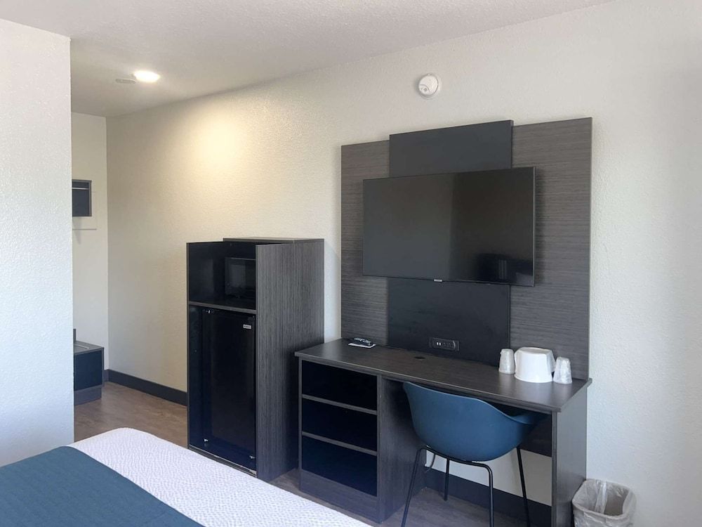 Motel 6 Tulare, CA Deluxe Room, 1 Queen Bed, Non Smoking, Refrigerator & Microwave 9