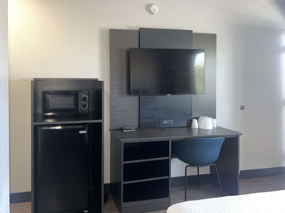 Motel 6 Tulare, CA Deluxe Room, 2 Double Beds, Non Smoking, Refrigerator & Microwave 8