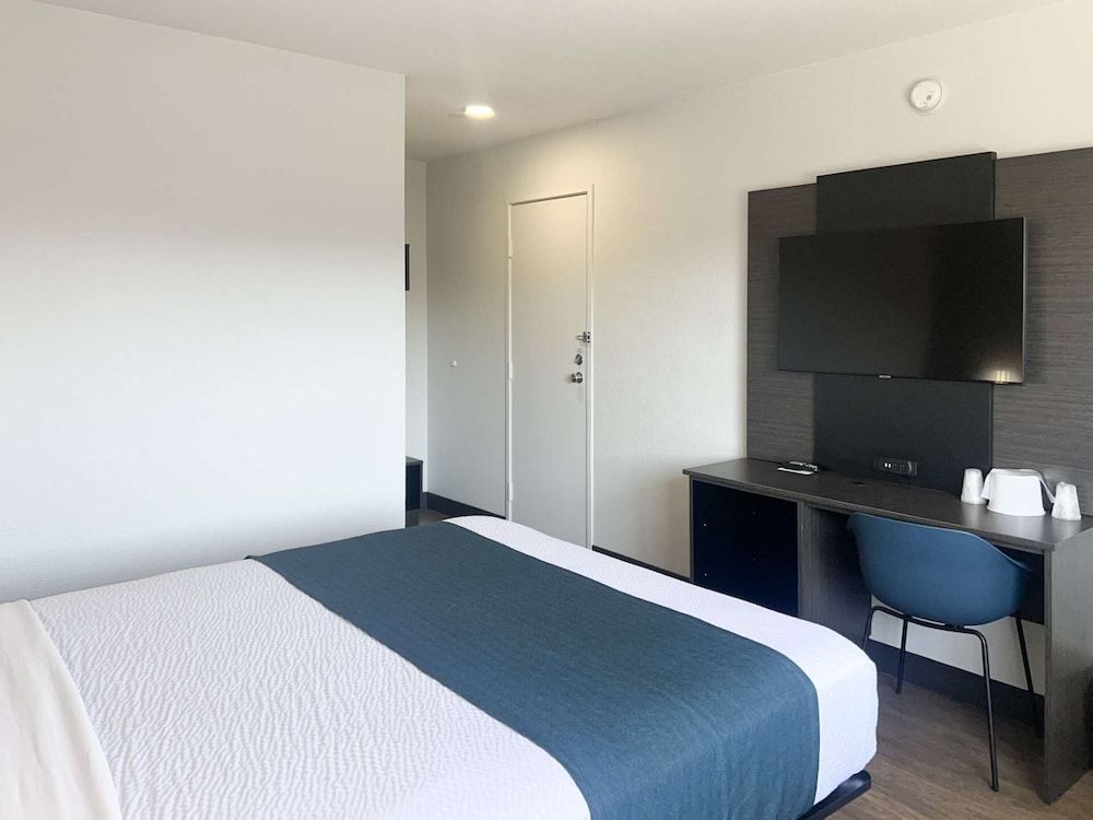 Motel 6 Tulare, CA Deluxe Room, 1 Queen Bed, Non Smoking, Refrigerator & Microwave 3