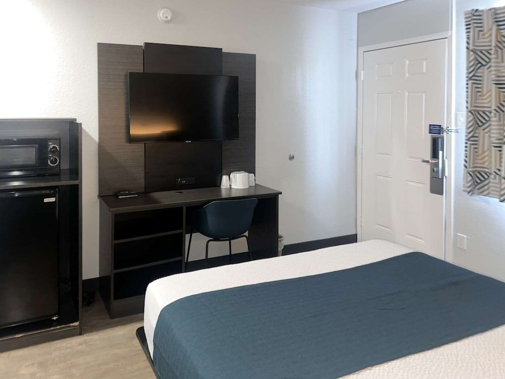 Motel 6 Tulare, CA Standard Room, 1 Double Bed, Accessible, Non Smoking 6