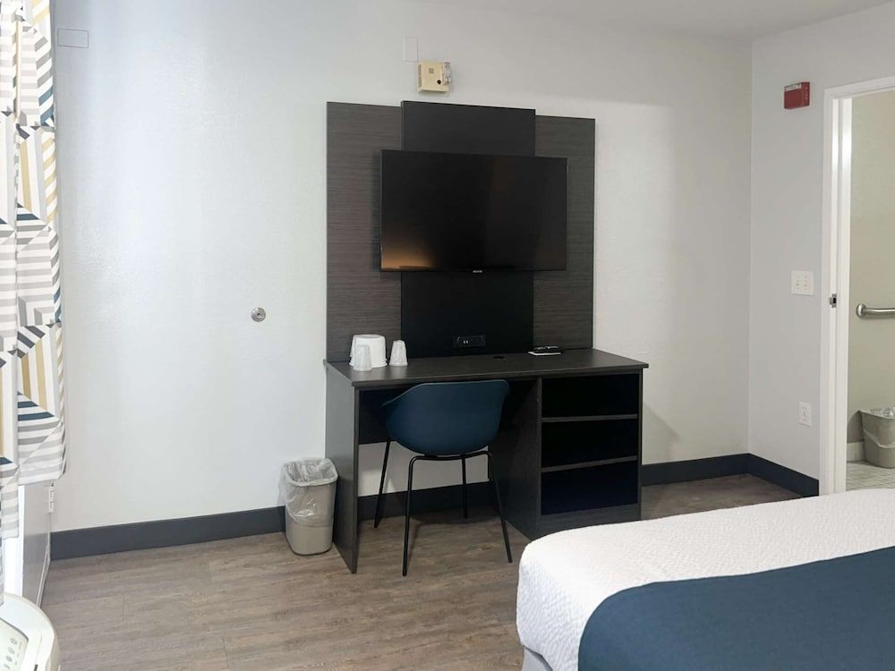 Motel 6 Tulare, CA Standard Room, 1 Double Bed, Accessible, Non Smoking 4