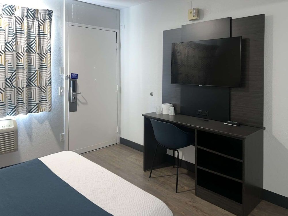 Motel 6 Tulare, CA Standard Room, 1 Double Bed, Accessible, Non Smoking 9