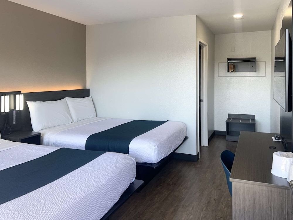 Motel 6 Tulare, CA Deluxe Room, 2 Double Beds, Non Smoking, Refrigerator & Microwave